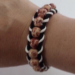 (Unisex) macrame bracelet with wooden balls in black and white tone